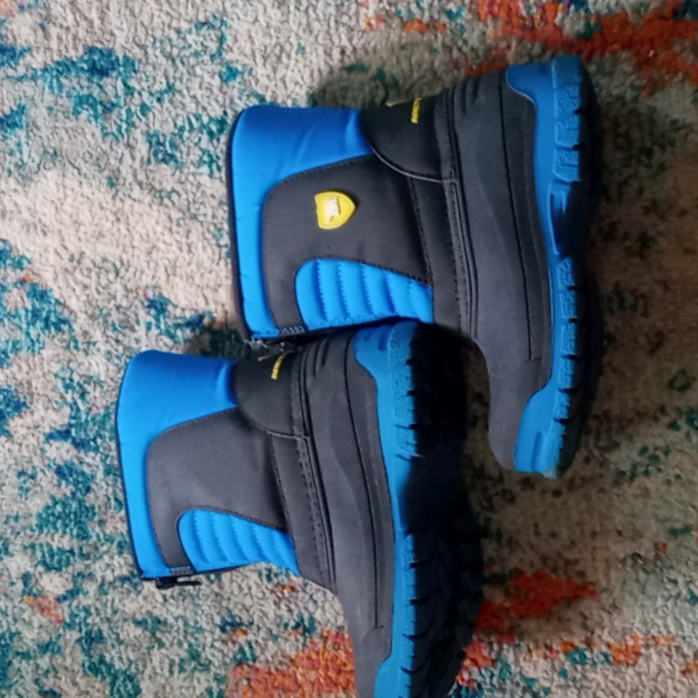 Gently used snow boots